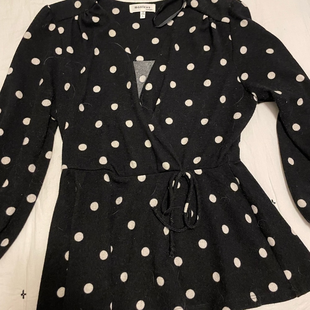 Woman’s shirt/light sweater material/waist tapers in.  Really cute. Size L